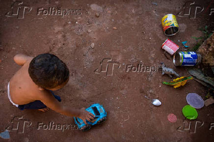 Levi, brinca em sua casa, na Ocupao Morumbizinho, zona leste de So Paulo