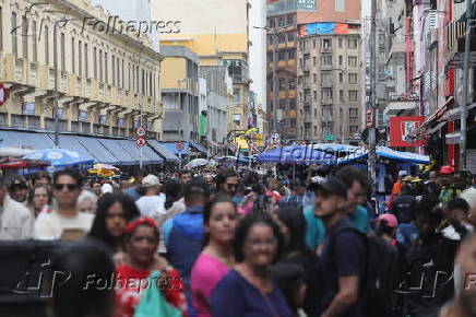 Movimentao na Rua 25 de Maro em So Paulo