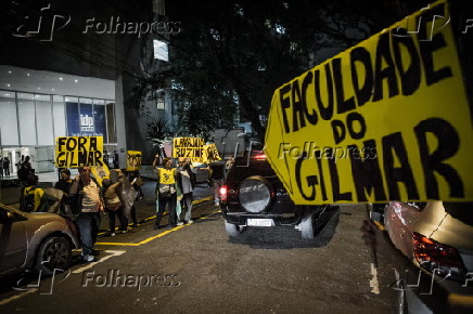 Folhapress Fotos Grupo Protesta Contra O Ministro Gilmar Mendes Em