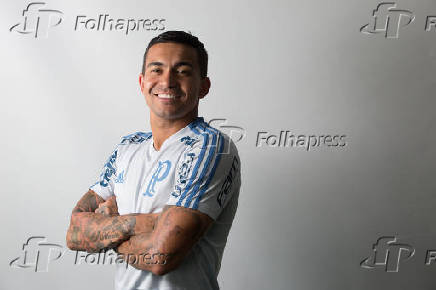 Dudu posa para foto no CT do Palmeiras 