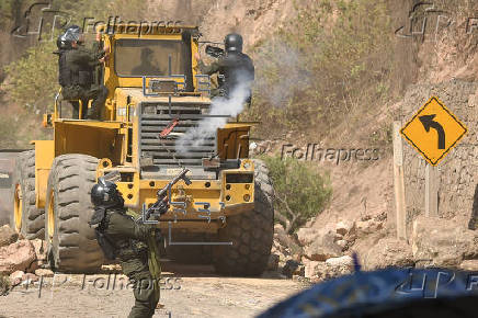 Afines a Evo Morales y la Polica se enfrentan en un operativo de desbloqueo de carreteras