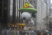 Desfile anual do dia de ao de graas da macy's acontece na cidade de nova york