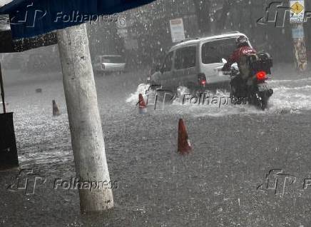 Chuva e alagamento no bairro dos Jardins, em So Paulo (SP)