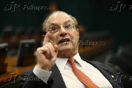 Paulo Maluf aguarda o incio da sesso na CCJ da Cmara dos Deputados