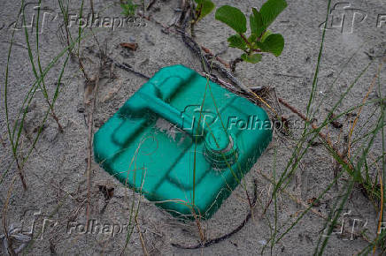 Lixo plstico na Praia do Una, que pertence ao municpio de So Sebastio (SP)