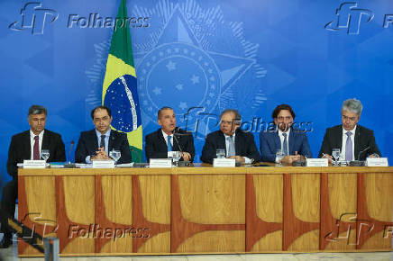 Os ministros Onyx Lorenzoni e Paulo Guedes (ambos ao centro), durante entrevista