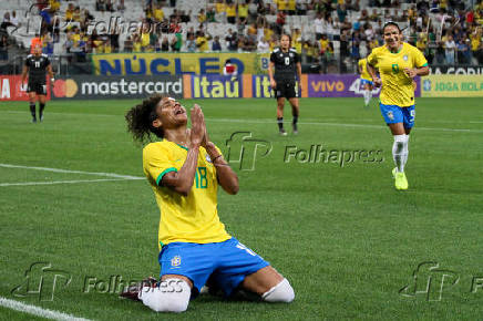 Duda, da seleo brasileira feminina, comemora seu gol em amistoso contra o Mxico
