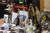 Imagens de santos, na mesa do