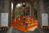 Montan altar de Da de Muertos dedicado a mujeres en el Palacio Nacional de Ciudad de Mxico