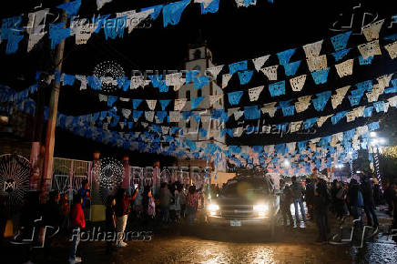 Mexicans living in the U.S. return to Mexico to spend the Christmas holiday with their families