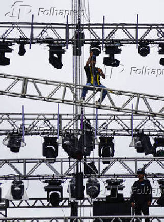 Operrios trabalham na concluso do Palco da Virada na Paulista em SP