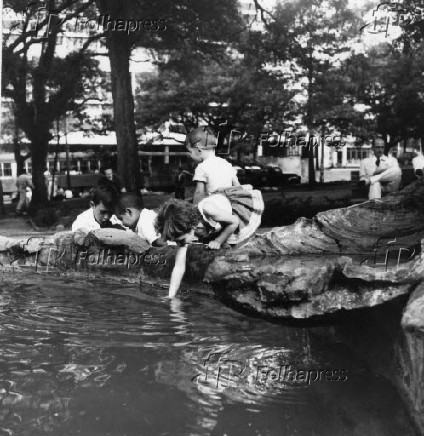 Crianas brincam em lago na praa de Buenos Aires, em So Paulo (1962)