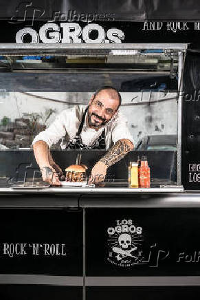 Dharlan Neves em seu food truck