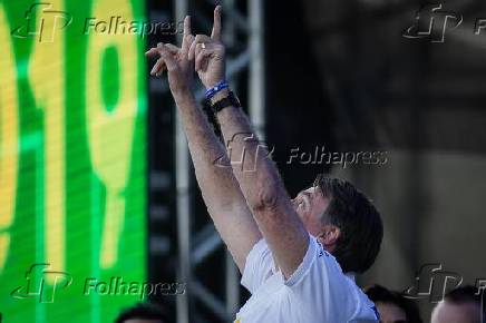 Jair Bolsonaro ergue as mos ao discursar em palco da Marcha para Jesus, em SP