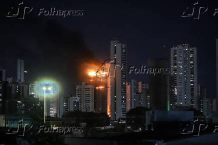 Incndio atinge edifcio em construo no bairro da Torre, na Zona Norte do Recife