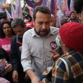 Guilherme Boulos faz caminhada pelas ruas de SP