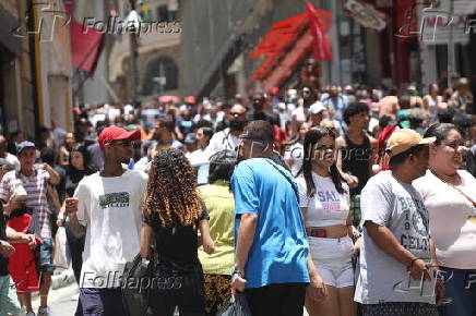 Consumidores lotam a Ladeira Porto Geral para compras de natal