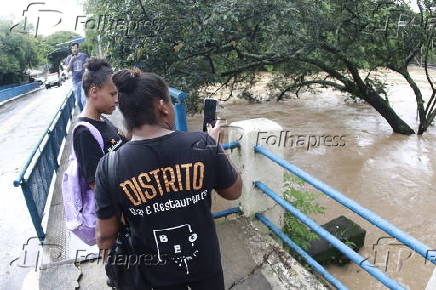 Cem moradores deixam rea aps inundao do Rio Atibaia