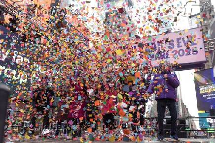 Pessoas participam do Teste de Confete de Vspera de Ano Novo na Times Square