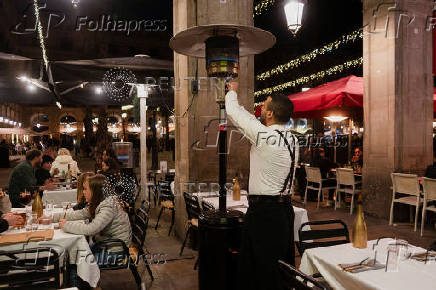 Tourists enjoy last days of gas heaters on Barcelona's terraces