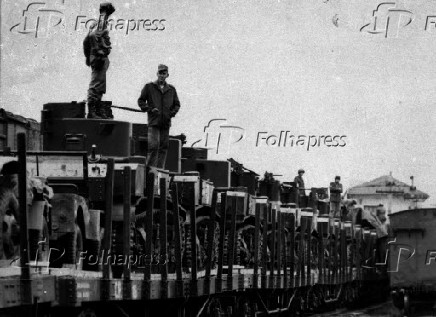 CARROS BLINDADOS SENDO EMBARCADOS EM TREM NOS MOMENTOS INICIAIS DO GOLPE DE 1964