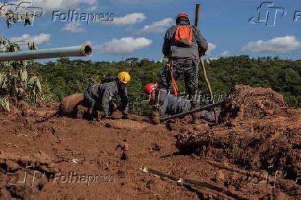 Bombeiros fazem buscas por vtimas soterradas na lama em Brumadinho (MG)