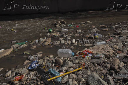 Crrego Pirajussara poludo na altura da Cidade Universitria, em SP