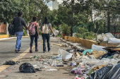 Lixo em ciclovia perto do viaduto Pacaembu, em So Paulo