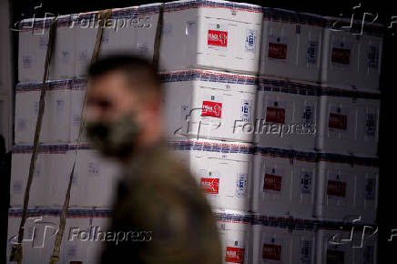 Militares desembarcam um lote de Vacinas Coronavac