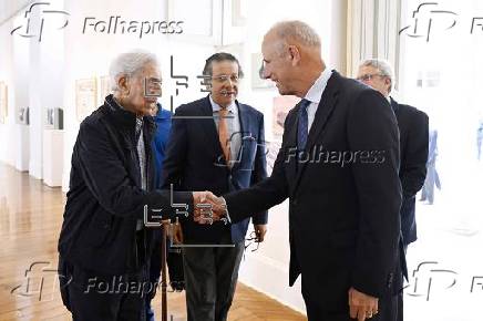 Vargas Llosa visita en Lima una muestra inspirada en su amiga la poeta Blanca Varela
