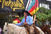 Desfile farroupilha comemora o dia do gacho no rio grande do sul