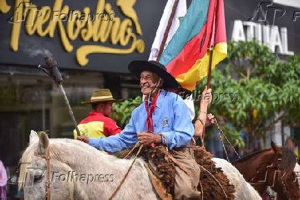 Desfile farroupilha comemora o dia do gacho no rio grande do sul