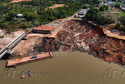 Amazonian port devoured by a drought-landslide on the banks of Solimoes