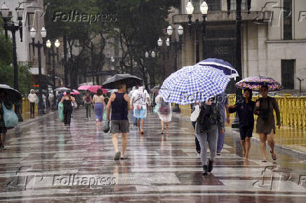 Pedestres enfrentam mais um dia de chuva em SP