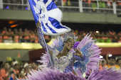 Porta-bandeira no desfile da Beija-Flor