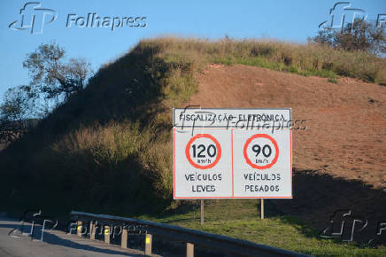 Placa de velocidade permitida de 120 km/h veculos leves e 90 km/h veculos pesado