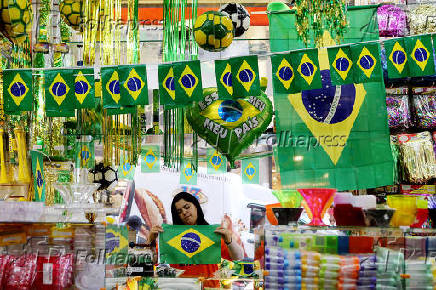 Lojas da regio da rua 25 de Maro, j se preparam para a Copa 2022 