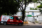 Ambulncia UTI estacionada na frente da UPA