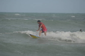 O surfista itlo ferreira ,vence estreia de campeonato em natal .