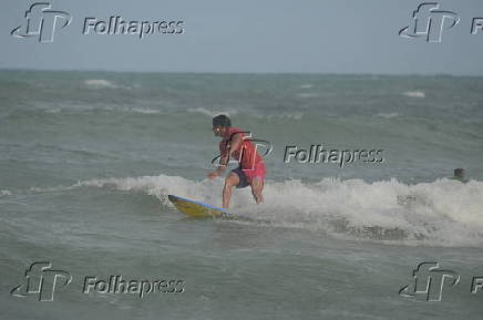 O surfista itlo ferreira ,vence estreia de campeonato em natal .