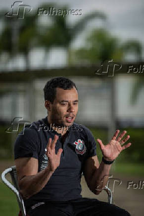 O tcnico do Corinthians, Jair Ventura, aps comandar treino no CT