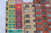 Publicidade anticomunista instalada em prdio de Porto Alegre (RS)