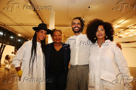 Curadores da Bienal posam para foto com a ministra da Cultura