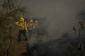 Brigadistas combatem incndio na regio da fazenda So Bernardo