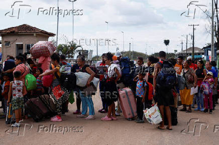 Venezuelans queue to enter a shelter after leaving Venezuela, in Pacaraima