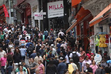 Movimentao de consumidores fazendo compras para o Natal