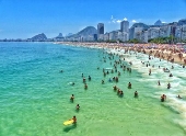 Praia de Copacabana lotada na vspera de feriado de So Sebatio