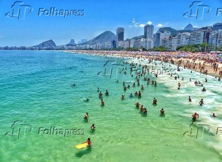 Praia de Copacabana lotada na vspera de feriado de So Sebatio