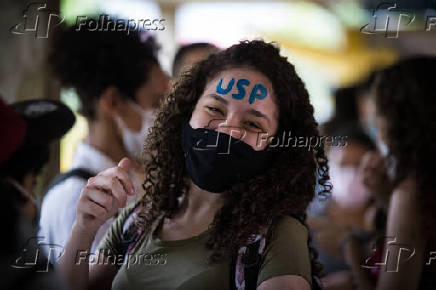 Estudantes com mscaras na fila do bandejo da USP