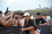 O surfista itlo ferreira ,vence estreia de campeonato em natal .